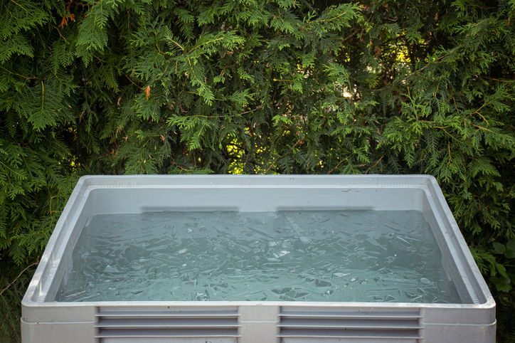 Photo shows a portable plastic bath tub in a garden ready for an ice bath/Getty Images